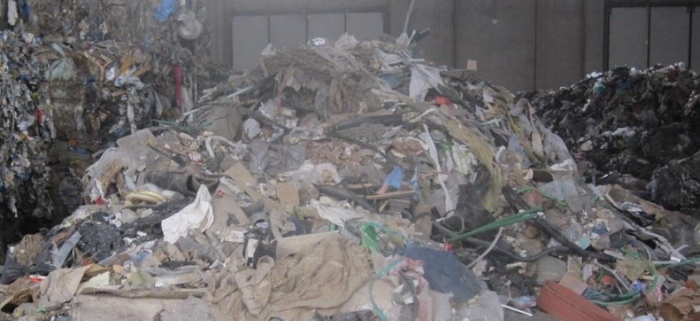 Sequestrati 220 metri cubi di rifiuti depositati in un capannone